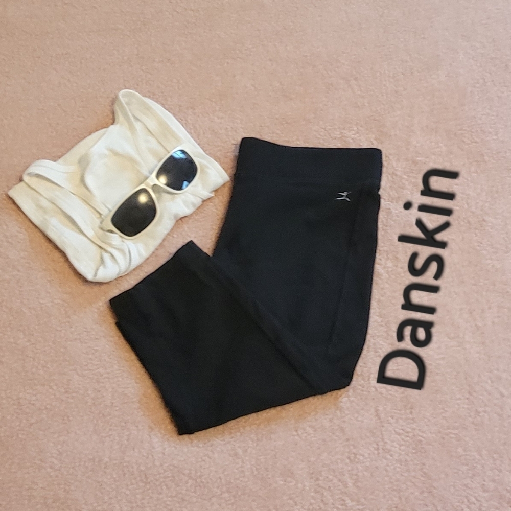 Danskin Black Activewear Logo Capri Leggings. Size: S (4-6)